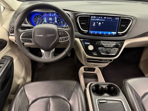 Used 2023 Chrysler Pacifica Touring-L FWD image 24