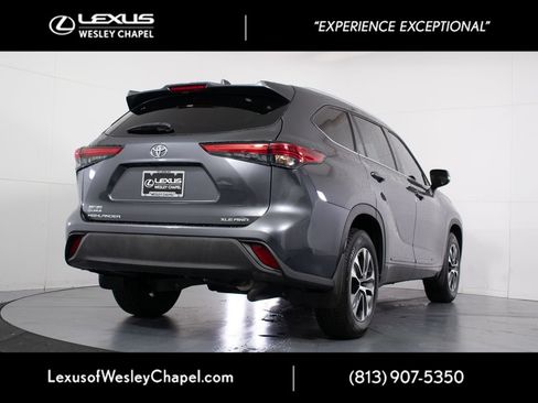 Used 2022 Toyota Highlander XLE AWD/4WD image 6