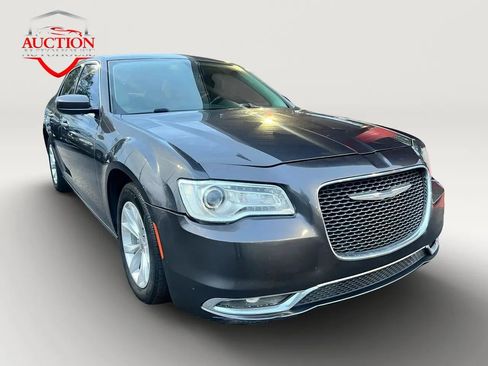 Used 2016 Chrysler 300 Limited RWD image 3