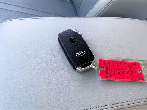 Used 2021 Kia Sorento EX w/ Panoramic Sunroof Package AWD/4WD image 12