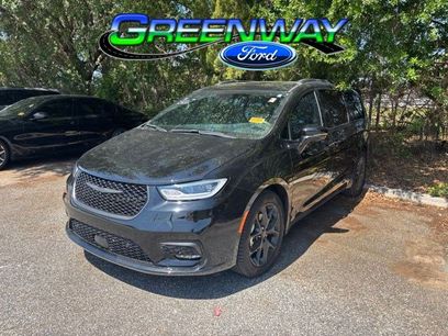 Used 2026 Chrysler Pacifica Limited w/ Uconnect Theater Family Group