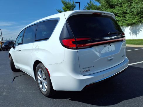 Used 2026 Chrysler Pacifica Limited FWD image 29