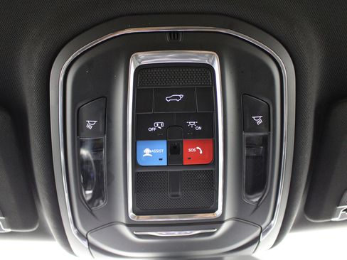 Used 2025 Jeep Grand Cherokee Altitude AWD/4WD image 17