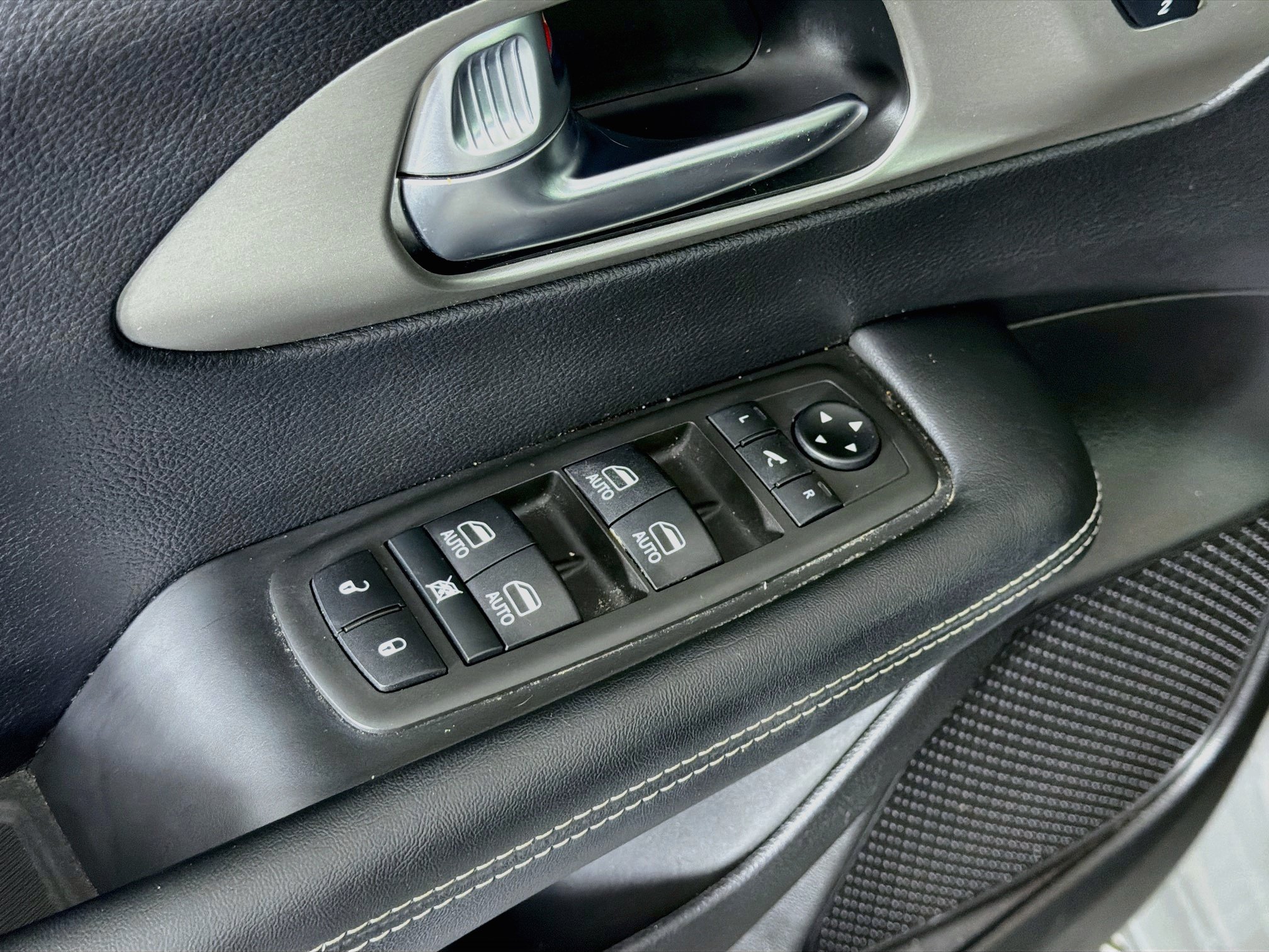 Used 2021 Chrysler Pacifica Limited w/ Uconnect Theater Family Group FWD image 15