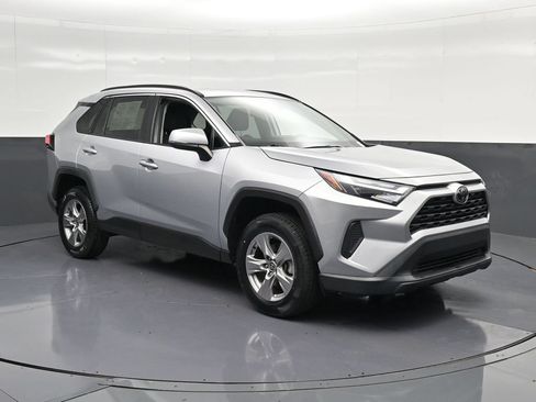 Used 2022 Toyota RAV4 XLE FWD image 5