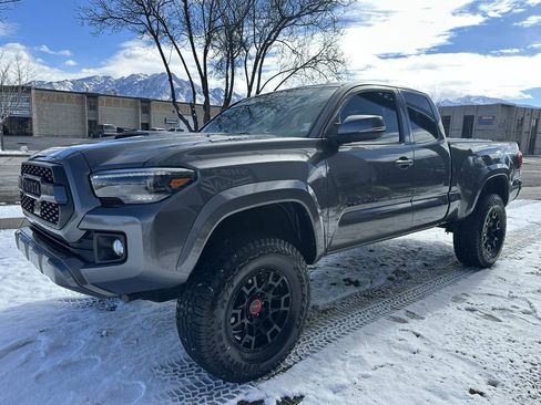 Used 2018 Toyota Tacoma TRD Sport w/ Technology Package AWD/4WD image 11