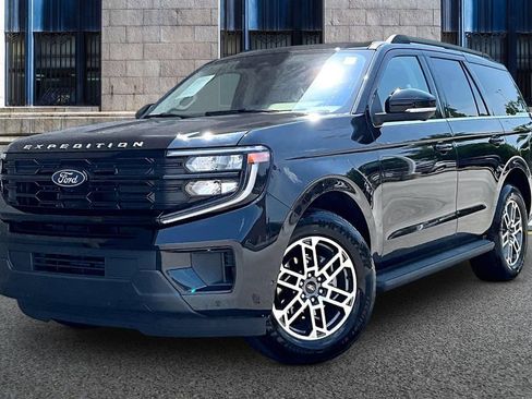 Certified 2025 Ford Expedition Active RWD image 2