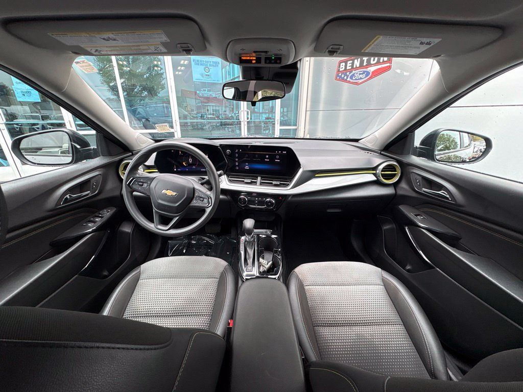 Used 2025 Chevrolet Trax LT FWD image 11