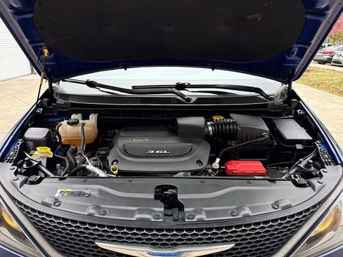 Used 2018 Chrysler Pacifica L image 29