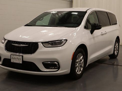 Used 2025 Chrysler Pacifica Select FWD image 7