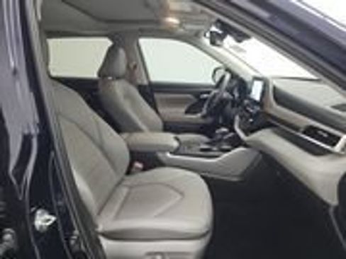 Certified 2024 Toyota Highlander XLE AWD/4WD image 8