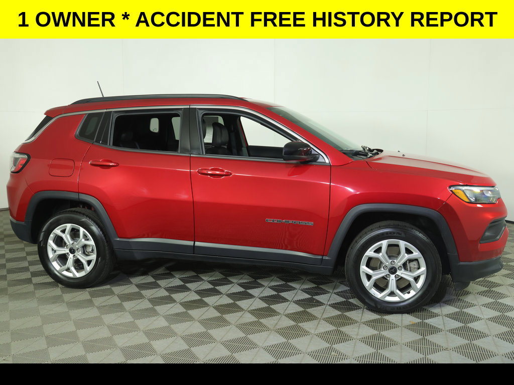 Used 2025 Jeep Compass Latitude AWD/4WD image 2