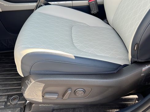 New 2026 Kia Carnival EX FWD image 17