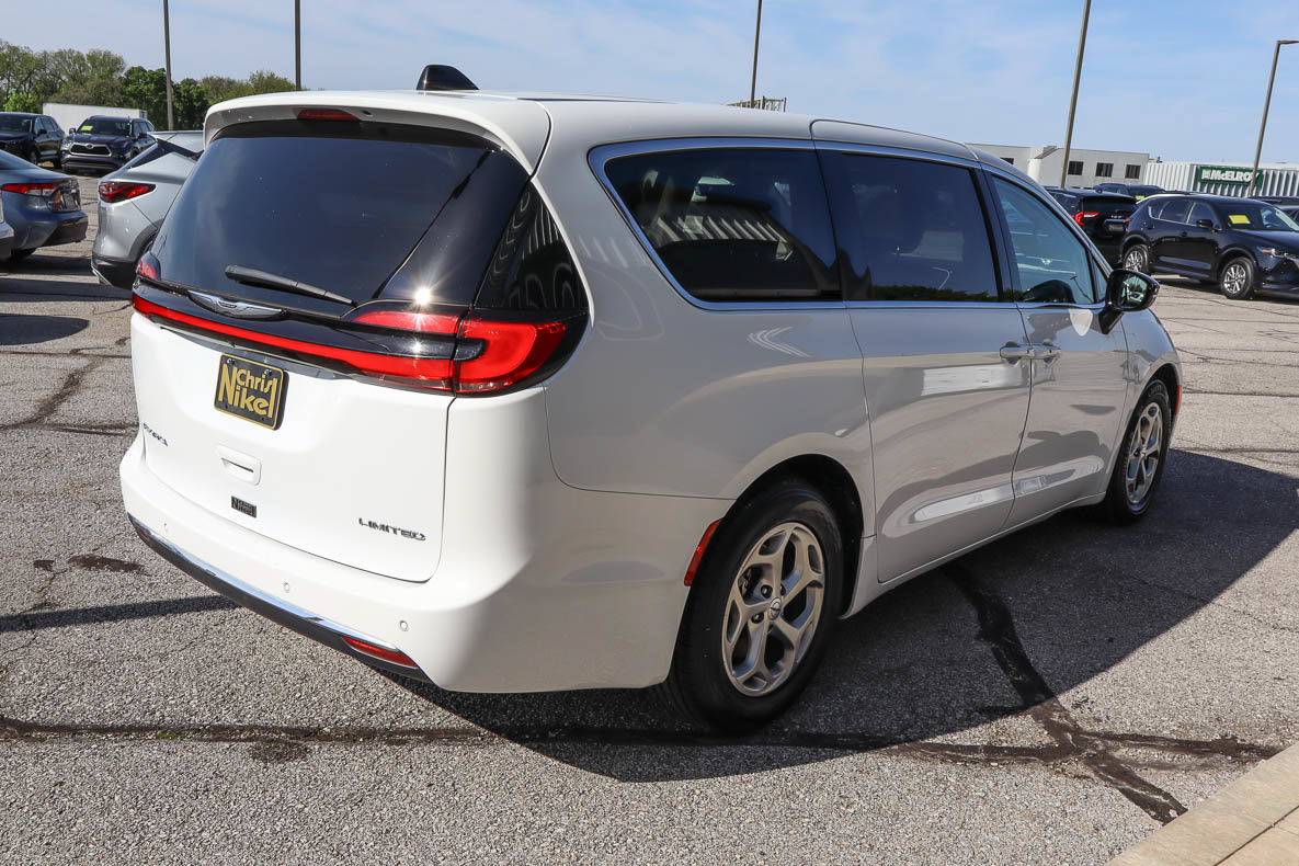 Used 2024 Chrysler Pacifica Limited FWD image 4