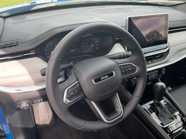 Used 2023 Jeep Compass Limited w/ Sun and Sound Group AWD/4WD image 12