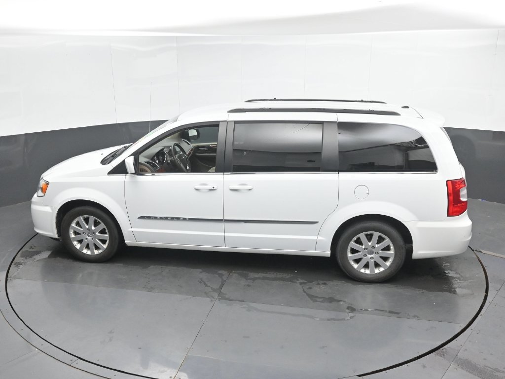Used 2016 Chrysler Town & Country Touring FWD image 36