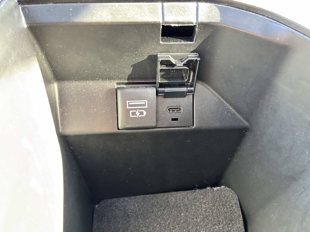 Used 2021 Toyota Camry SE w/ Cold Weather Package FWD image 14