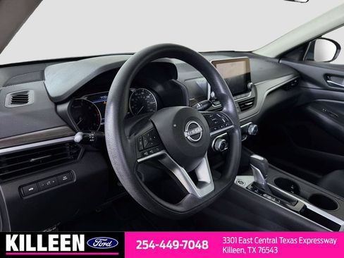 Used 2025 Nissan Altima 2.5 SV FWD image 11