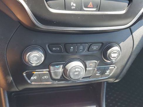 Used 2020 Jeep Cherokee Latitude Plus w/ Cold Weather Group AWD/4WD image 29