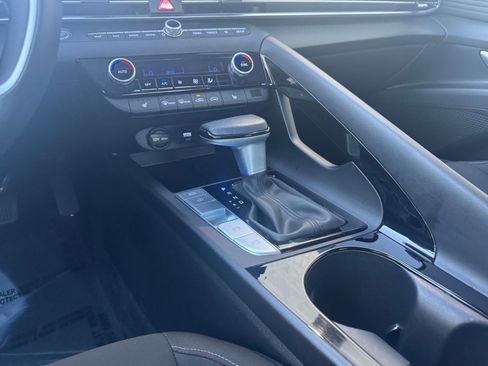 Used 2025 Hyundai Elantra SEL image 42