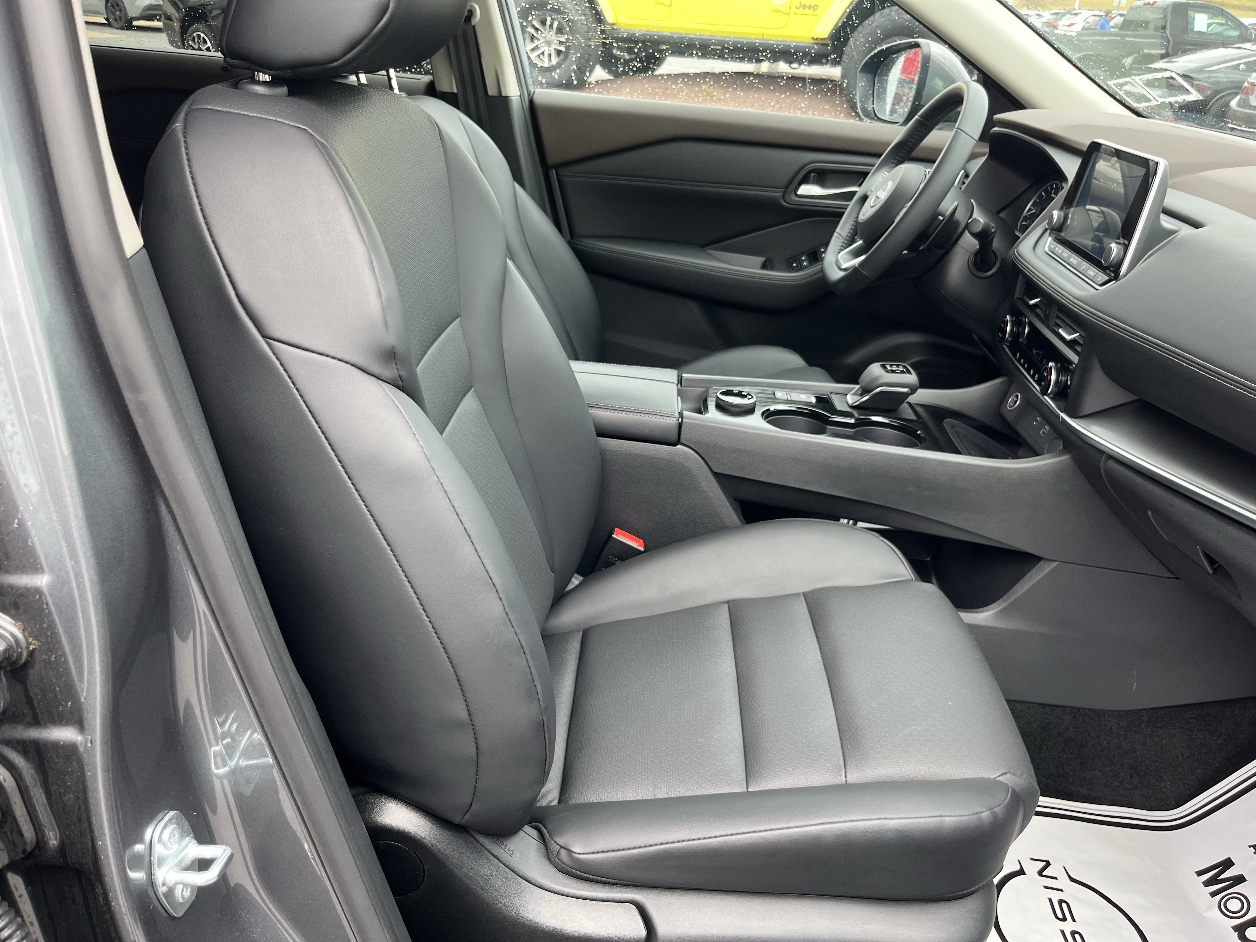 Used 2023 Nissan Rogue SV w/ SV Premium B Package AWD/4WD image 3