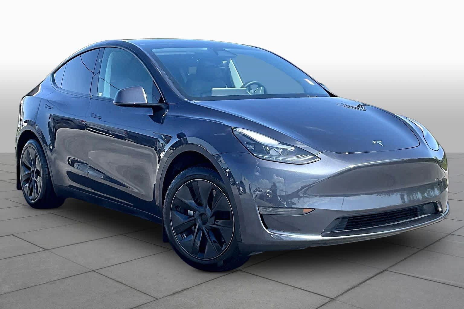 Used 2025 Tesla Model Y Long Range RWD image 2