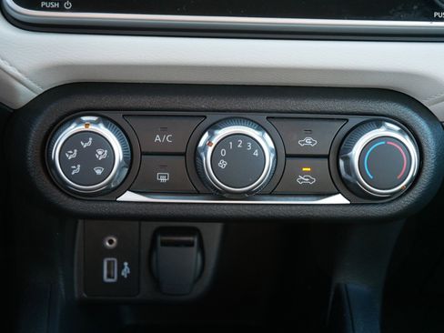 Certified 2022 Nissan Versa SV image 23