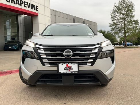 Used 2025 Nissan Rogue SV image 3