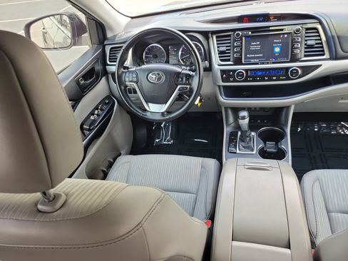 Certified 2018 Toyota Highlander Plus w/ Carpet Mat Package (TMS) AWD/4WD image 16