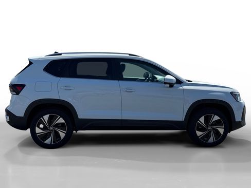 New 2026 Volkswagen Taos SE image 6