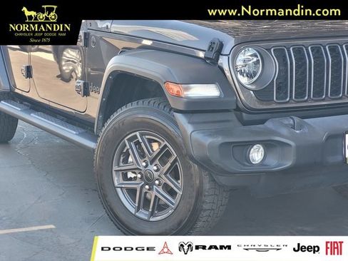 Used 2024 Jeep Wrangler Unlimited Sport AWD/4WD image 3