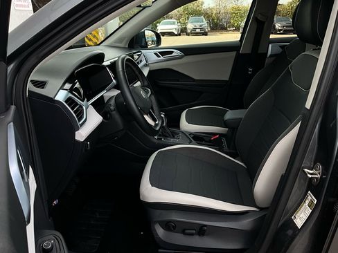 Used 2025 Volkswagen Taos SE image 10