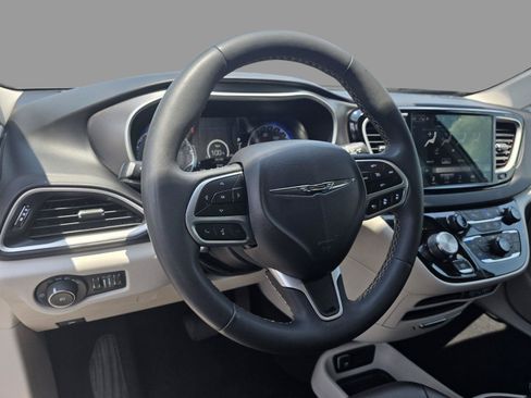 Used 2024 Chrysler Pacifica Touring-L FWD image 10