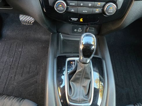 Used 2018 Nissan Rogue SV image 20