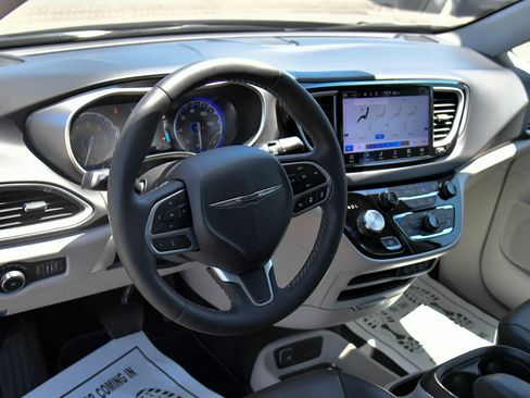 Used 2023 Chrysler Pacifica Touring-L FWD image 16