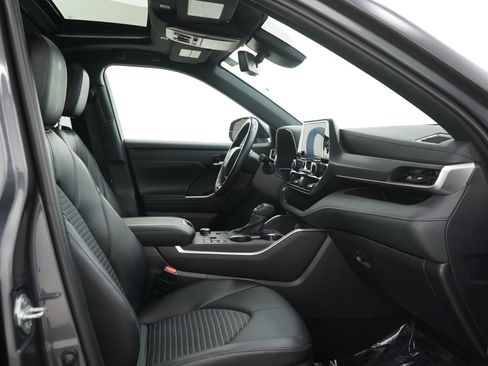 Used 2025 Toyota Highlander XSE AWD/4WD image 11