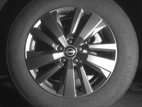 Used 2025 Nissan Pathfinder SV FWD image 14