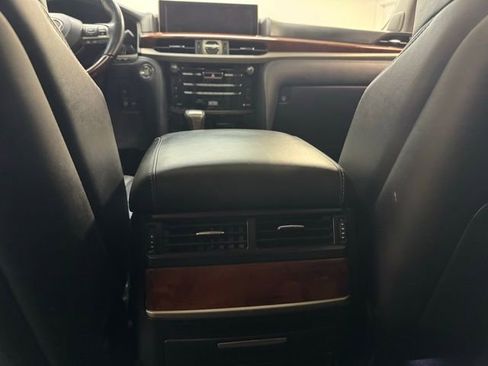 Used 2019 Lexus LX 570 4WD w/ Luxury Package image 18