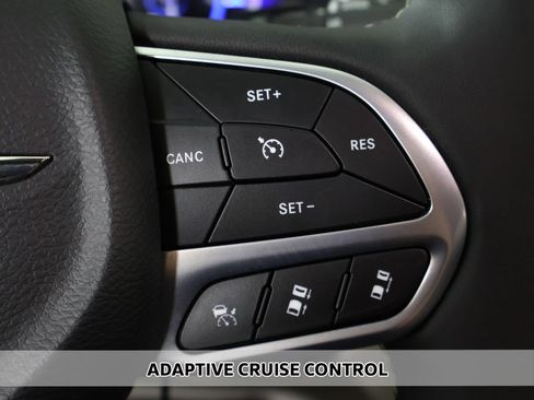 Used 2024 Chrysler Pacifica Limited FWD image 4