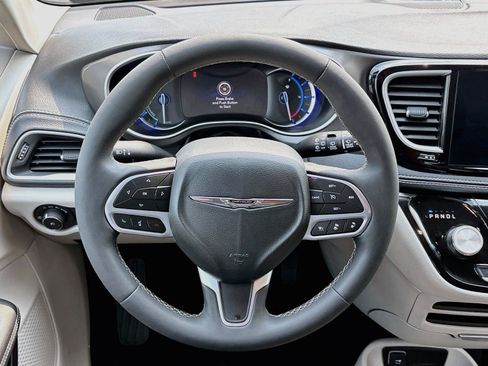 Used 2024 Chrysler Pacifica Limited FWD image 18