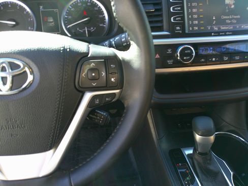 Used 2019 Toyota Highlander Limited image 21