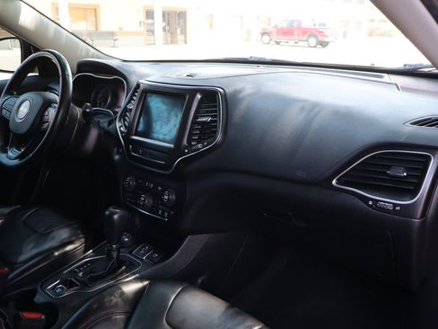 Used 2020 Jeep Cherokee Trailhawk w/ Comfort/Convenience Group AWD/4WD image 17