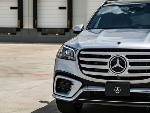 Used 2025 Mercedes-Benz GLS 580 4MATIC image 29
