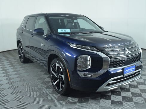 Used 2025 Mitsubishi Outlander SE image 4