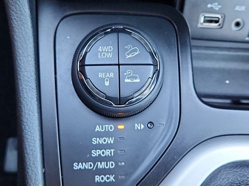 Used 2015 Jeep Cherokee Trailhawk w/ Comfort/Convenience Group AWD/4WD image 24