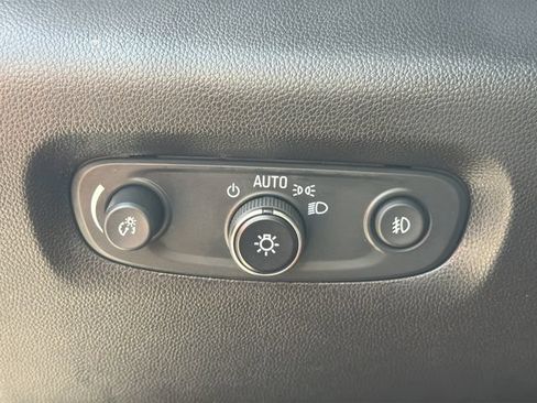 Used 2021 Chevrolet Traverse Premier FWD image 23