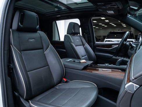 Used 2024 Cadillac Escalade Premium Luxury AWD/4WD image 29