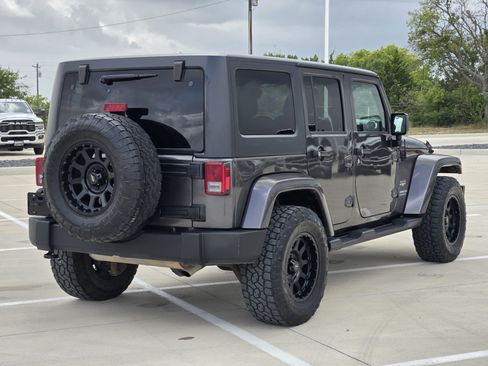 Used 2017 Jeep Wrangler Unlimited Sahara w/ Dual Top Group AWD/4WD image 8