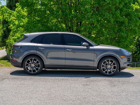 Used 2024 Porsche Cayenne AWD/4WD image 8