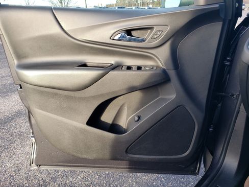 Used 2022 Chevrolet Equinox LT w/ Driver Convenience Package image 13